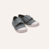 Deportiva piqué con velcro y puntera