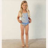 Traje de baño volantes flores fondo azul