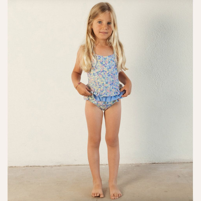Traje de baño volantes flores fondo azul