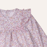 Conjunto de blusa flores y falda rosa.