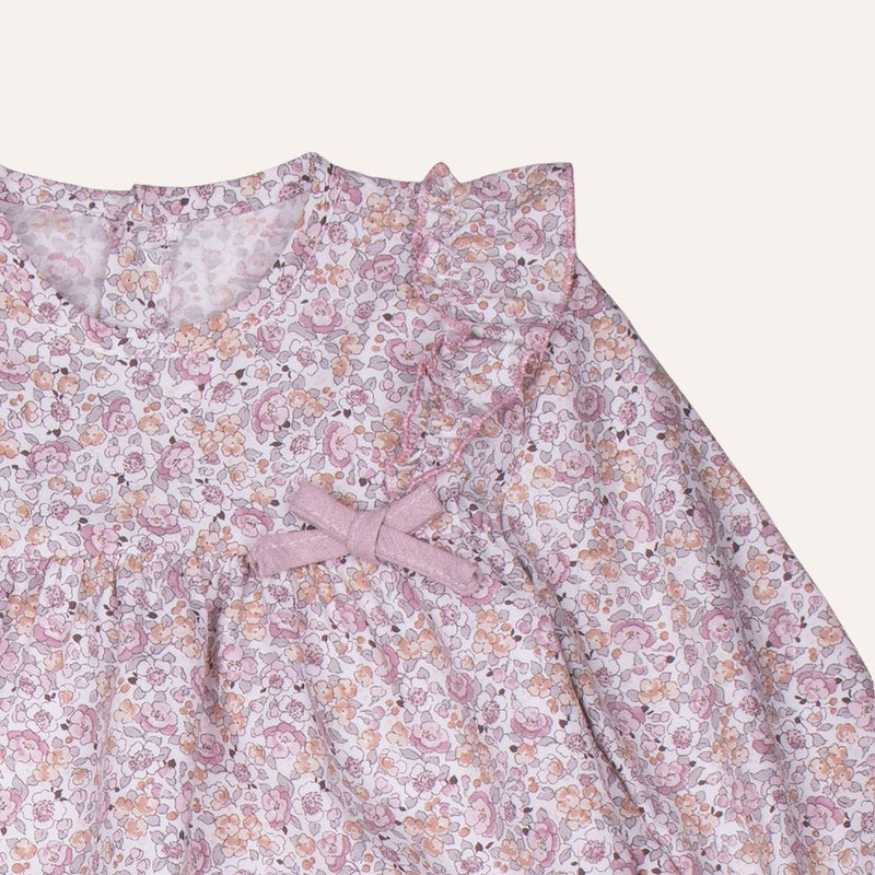 Conjunto de blusa flores y falda rosa.