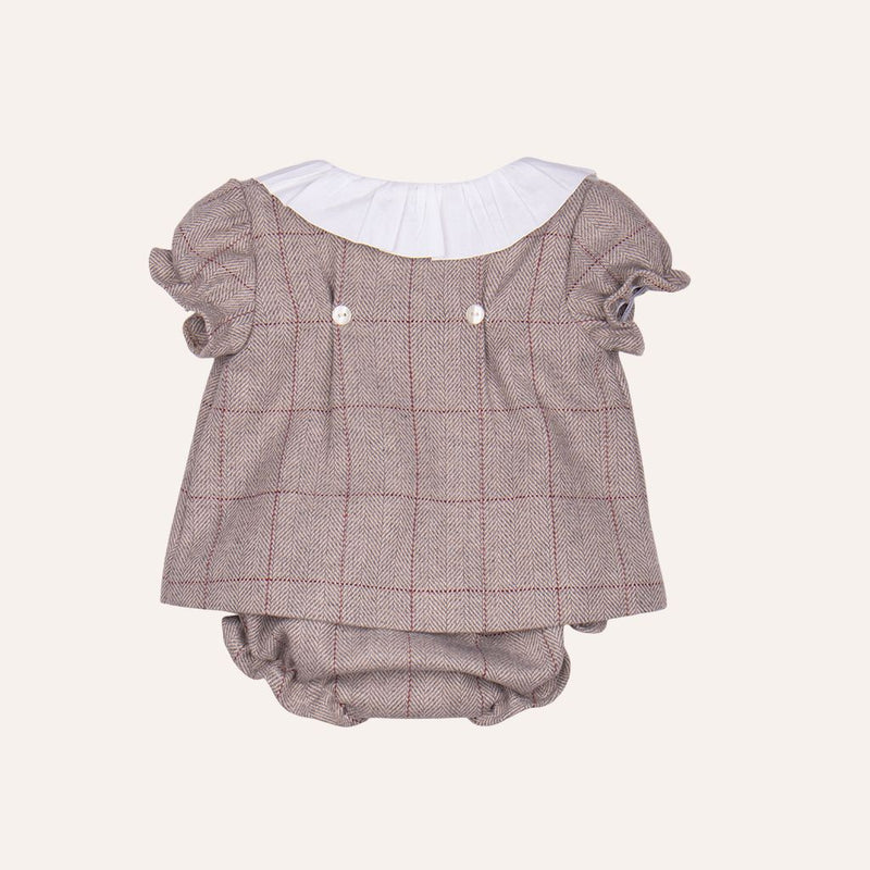 Jesusito cruzado beige con volante