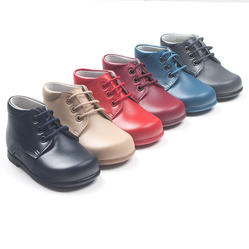 Bota preandante lisa con cordón